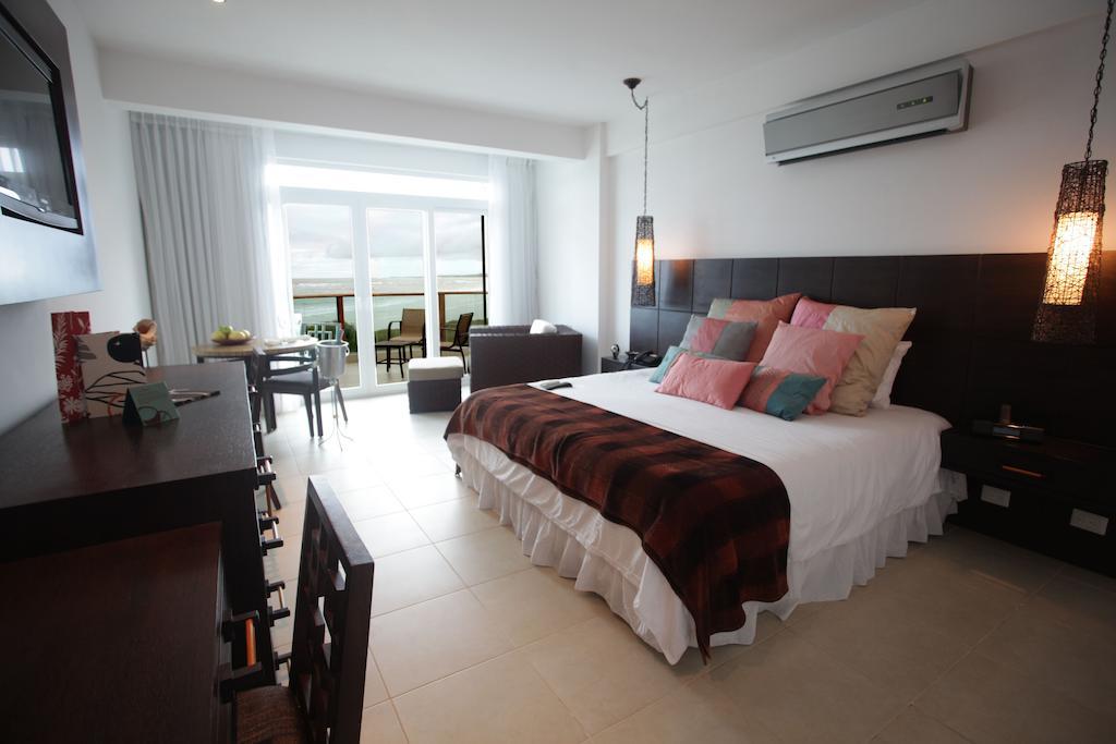 Iguana Crossing Boutique Hotel Puerto Villamil Habitación foto