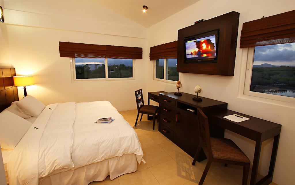 Iguana Crossing Boutique Hotel Puerto Villamil Habitación foto